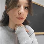 Insegnante di italiano impartisce lezioni online per studenti di tutte le età!